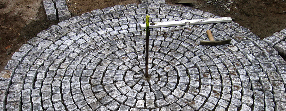 Pflasterkreis aus Mosaik- und Kleinpflaster in Granit.